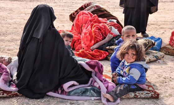 عائلة نازحة في مخيم الهول بسوريا.